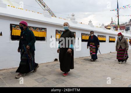 Les femmes portant des vêtements traditionnels népalais Bhotiya (ethnie tibétaine) exécutent 'kora', un tour rituel, de la stupa de Boudhanath le premier jour des célébrations du nouvel an tibétain (Losar) le 24 février 2020 à Katmandou, Népal. Le Boudhanath stupa est un site classé au patrimoine de l'UNESCO et le monument bouddhiste tibétain le plus important en dehors du Tibet. (Photo de Wiktor Szymanowicz/NurPhoto) Banque D'Images