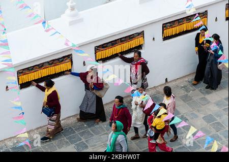 Les femmes portant des vêtements traditionnels népalais Bhotiya (ethnie tibétaine) tournent les roues de prière tandis qu'elles se promènent autour de la stupa de Boudhanath le premier jour des célébrations du nouvel an tibétain (Losar) le 24 février 2020 à Katmandou, Népal. Le Boudhanath stupa est un site classé au patrimoine de l'UNESCO et le monument bouddhiste tibétain le plus important en dehors du Tibet. (Photo de Wiktor Szymanowicz/NurPhoto) Banque D'Images
