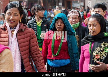 Les femmes portant des vêtements traditionnels népalais Bhotiya (ethnie tibétaine) exécutent 'kora', un tour rituel, de la stupa de Boudhanath le premier jour des célébrations du nouvel an tibétain (Losar) le 24 février 2020 à Katmandou, Népal. Le Boudhanath stupa est un site classé au patrimoine de l'UNESCO et le monument bouddhiste tibétain le plus important en dehors du Tibet. (Photo de Wiktor Szymanowicz/NurPhoto) Banque D'Images