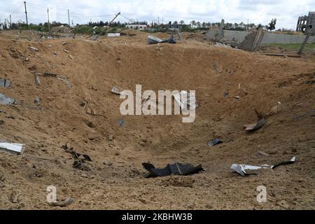 Un homme palestinien inspecte un site, visé par une frappe aérienne israélienne la veille pour avoir été un terrain d'entraînement pour le groupe, dans la ville de Gaza, sur 25 février 2020. - Le calme est revenu après une poussée de deux jours dans et autour de Gaza comme une trêve entre Israël et le groupe militant palestinien Jihad semble s'être emparé après les premières craintes. L'armée israélienne n'a signalé aucun tir de roquette en provenance du territoire au cours de la matinée . (Photo de Majdi Fathi/NurPhoto) Banque D'Images
