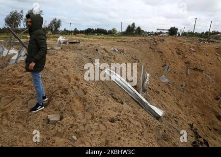 Un homme palestinien inspecte un site, visé par une frappe aérienne israélienne la veille pour avoir été un terrain d'entraînement pour le groupe, dans la ville de Gaza, sur 25 février 2020. - Le calme est revenu après une poussée de deux jours dans et autour de Gaza comme une trêve entre Israël et le groupe militant palestinien Jihad semble s'être emparé après les premières craintes. L'armée israélienne n'a signalé aucun tir de roquette en provenance du territoire au cours de la matinée . (Photo de Majdi Fathi/NurPhoto) Banque D'Images