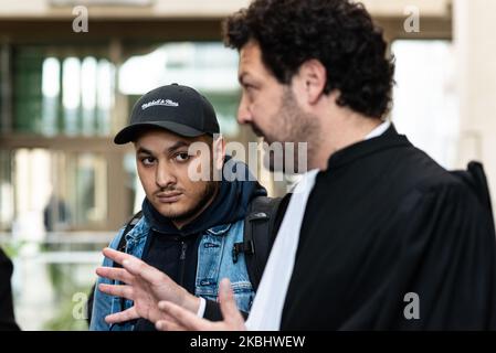 Le procès de la journaliste Taha Bouhafs a eu lieu le 25 février 2020 au Tribunal de grande instance de Créteil sur des accusations d'insulte et de rébellion, tout en couvrant une manifestation de migrants sans papiers à Alfortville en juin 2019. Accompagné de plusieurs partisans, dont Gael Quirante, et de son avocat, Maître Arié Alimi, son procès a été reporté au 3 juillet 2020. (Photo de Samuel Boivin/NurPhoto) Banque D'Images