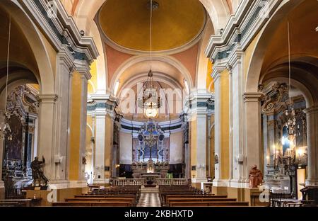 Villefranche-sur-Mer, France - 5 août 2022 : nef et presbytère principal de l'église Saint-Michel dans le quartier de la vieille ville à l'azur coût de la mer Méditerranée Banque D'Images