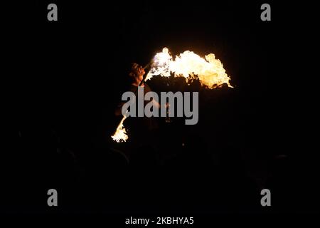 Un reniflard-feu se produit sur un lieu public de Toulouse. Toulouse. France. 25 février 2020. (Photo d'Alain Pitton/NurPhoto) Banque D'Images