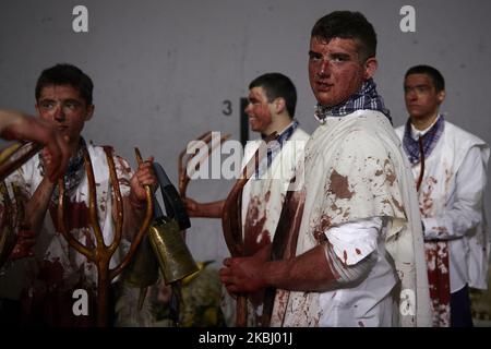 Un fêtard participe au carnaval d'Alsasua dans le village espagnol d'Alsasua, dans la province de Navarre, sur 25 février 2020. Pendant le traditionnel carnaval d'Alsasua, les résidents locaux couvrent leurs vêtements, leurs bras et leur visage avec du sang de vache et la parade dans le village. (Photo par Iranzu Larrasoana Oneca/NurPhoto) Banque D'Images