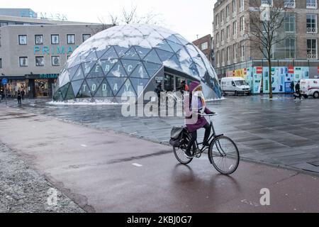 Les Hollandais à vélo, à vélo après la chute de neige dans le froid. Piles de milliers de bicyclettes garées à l'extérieur de la gare centrale d'Eindhoven Centraal. Images de la vie quotidienne du centre-ville après la chute de neige dans la ville d'Eindhoven sur 26 février 2020. La première neige pour l'hiver 2019-2020 avec de basses températures pour la région suivie d'une légère pluie. (Photo de Nicolas Economou/NurPhoto) Banque D'Images