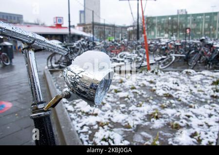 Les Hollandais à vélo, à vélo après la chute de neige dans le froid. Piles de milliers de bicyclettes garées à l'extérieur de la gare centrale d'Eindhoven Centraal. Images de la vie quotidienne du centre-ville après la chute de neige dans la ville d'Eindhoven sur 26 février 2020. La première neige pour l'hiver 2019-2020 avec de basses températures pour la région suivie d'une légère pluie. (Photo de Nicolas Economou/NurPhoto) Banque D'Images