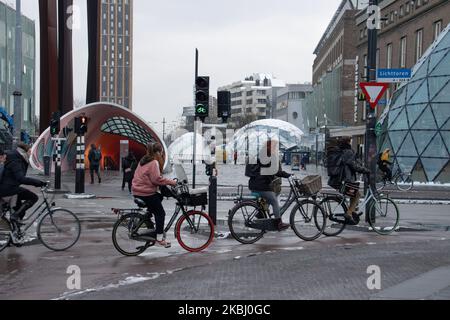 Les Hollandais à vélo, à vélo après la chute de neige dans le froid. Piles de milliers de bicyclettes garées à l'extérieur de la gare centrale d'Eindhoven Centraal. Images de la vie quotidienne du centre-ville après la chute de neige dans la ville d'Eindhoven sur 26 février 2020. La première neige pour l'hiver 2019-2020 avec de basses températures pour la région suivie d'une légère pluie. (Photo de Nicolas Economou/NurPhoto) Banque D'Images