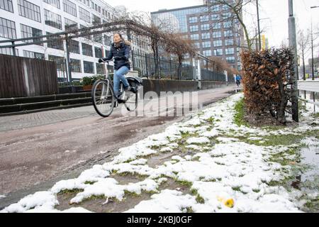 Les Hollandais à vélo, à vélo après la chute de neige dans le froid. Piles de milliers de bicyclettes garées à l'extérieur de la gare centrale d'Eindhoven Centraal. Images de la vie quotidienne du centre-ville après la chute de neige dans la ville d'Eindhoven sur 26 février 2020. La première neige pour l'hiver 2019-2020 avec de basses températures pour la région suivie d'une légère pluie. (Photo de Nicolas Economou/NurPhoto) Banque D'Images