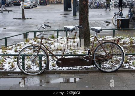 Les Hollandais à vélo, à vélo après la chute de neige dans le froid. Piles de milliers de bicyclettes garées à l'extérieur de la gare centrale d'Eindhoven Centraal. Images de la vie quotidienne du centre-ville après la chute de neige dans la ville d'Eindhoven sur 26 février 2020. La première neige pour l'hiver 2019-2020 avec de basses températures pour la région suivie d'une légère pluie. (Photo de Nicolas Economou/NurPhoto) Banque D'Images