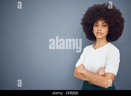 Portrait d'une femme noire sérieuse avec maquette, arrière-plan de studio et espace publicitaire ou placement de produit. Femme afro forte, confiante et fière Banque D'Images