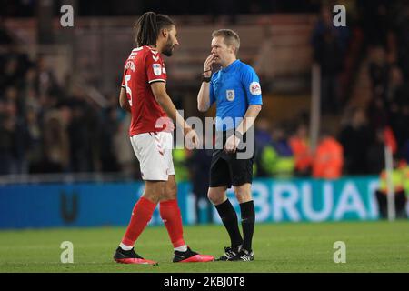 L'arbitre Gavin Ward parle à Ryan Shotton de Middlesbrough lors du match de championnat Sky Bet entre Middlesbrough et Leeds United au stade Riverside, à Middlesbrough, le mercredi 26th février 2020. (Photo de Mark Fletcher/MI News/NurPhoto) Banque D'Images