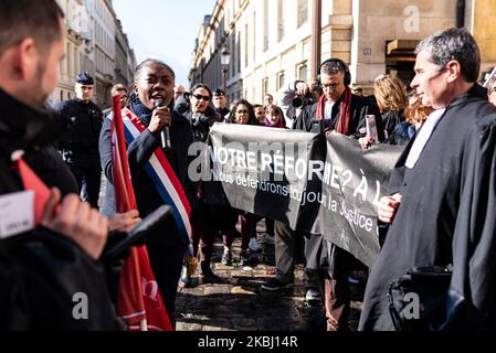 Le député de France Insoumise (LFI) Danièle Obono est venu soutenir la centaine d'avocats en grève qui ont pris des mesures à Paris devant l'Assemblée nationale pour protester contre la réforme des pensions le mercredi 26 février 2020. Ils ont été rejoints par des députés de France Insoumise (LFI) avant d'être délogés par la police. (Photo de Samuel Boivin/NurPhoto) Banque D'Images