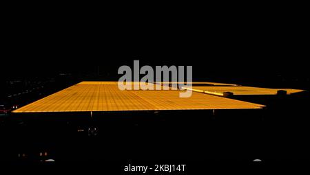 Plantation de tomates à Siechnoce près de Wroclaw, en Pologne, sur 26 février 2020. Une lueur de lumière est visible dans toute la ville. (Photo de Krzysztof Zatycki/NurPhoto) Banque D'Images