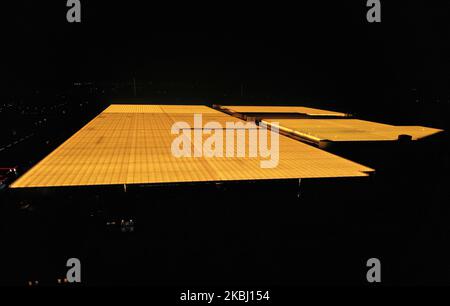 Plantation de tomates à Siechnoce près de Wroclaw, en Pologne, sur 26 février 2020. Une lueur de lumière est visible dans toute la ville. (Photo de Krzysztof Zatycki/NurPhoto) Banque D'Images