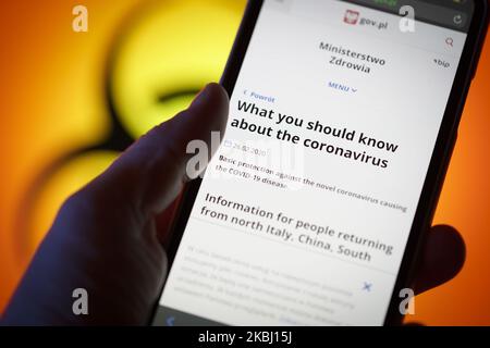 Un appareil mobile est vu montrant le site Internet du ministère polonais de la Santé avec des informations sur le coronavirus dans cette photo d'illustration à Varsovie, Pologne sur 27 février 2020. (Photo de Jaap Arriens/NurPhoto) Banque D'Images
