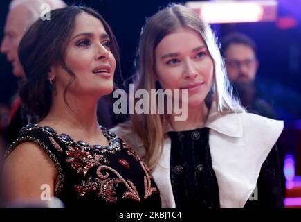 Salma Hayek et Milena Tscharntke posent sur le tapis rouge à l'arrivée pour la première du film "les routes pas prises" pendant 70th Berlinale Festival International du film à Berlinale Palast à Berlin, Allemagne sur 26 février 2020. (Photo par Dominika Zarzycka/NurPhoto) Banque D'Images