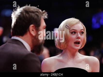 Javier Bardem et elle Fanning posent à l'arrivée pour la première du film "les routes pas prises" pendant 70th Berlinale Festival International du film à Berlinale Palast à Berlin, Allemagne sur 26 février 2020. (Photo par Dominika Zarzycka/NurPhoto) Banque D'Images