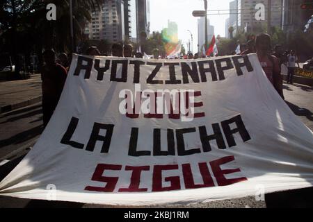 Des milliers d'étudiants et de parents des 43 élèves disparus d'Ayotzinapa 65 mois après la disparition forcée ont organisé, comme chaque mois, une manifestation, exigeant la justice à Mexico, Mexique, sur 26 février 2020. (Photo par Cristian Leyva/NurPhoto) Banque D'Images