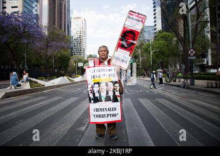 Des milliers d'étudiants et de parents des 43 élèves disparus d'Ayotzinapa 65 mois après la disparition forcée ont organisé, comme chaque mois, une manifestation, exigeant la justice à Mexico, Mexique, sur 26 février 2020. (Photo par Cristian Leyva/NurPhoto) Banque D'Images