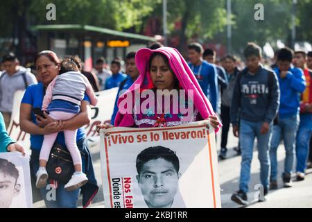 Des milliers d'étudiants et de parents des 43 élèves disparus d'Ayotzinapa 65 mois après la disparition forcée ont organisé, comme chaque mois, une manifestation, exigeant la justice à Mexico, Mexique, sur 26 février 2020. (Photo par Cristian Leyva/NurPhoto) Banque D'Images