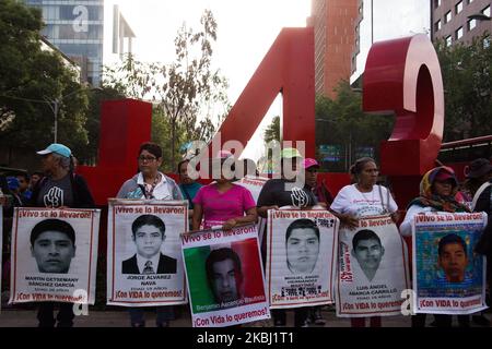 Des milliers d'étudiants et de parents des 43 élèves disparus d'Ayotzinapa 65 mois après la disparition forcée ont organisé, comme chaque mois, une manifestation, exigeant la justice à Mexico, Mexique, sur 26 février 2020. (Photo par Cristian Leyva/NurPhoto) Banque D'Images