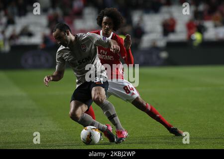 Ismaily de Shakhtar Donetsk (L) vies pour le ballon avec Tomas Tavares de Benfica pendant le match de football de l'UEFA Europa League entre SL Benfica vs FC Shakhtar Donetsk, à Lisbonne, sur 27 février 2020. (Photo de Carlos Palma/NurPhoto) Banque D'Images