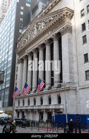 Extérieur du bâtiment de la Bourse de New York avec l'architecture classique des colonnes grecques et des drapeaux américains comme on l'a vu pendant la journée, NYSE Financial organisation à Wall Street un symbole pour l'économie mondiale et américaine comme l'un des plus puissants institut financier au Lower Manhattan New York City, États-Unis d'Amérique. Février 2020, NY, Etats-Unis (photo de Nicolas Economou/NurPhoto) Banque D'Images