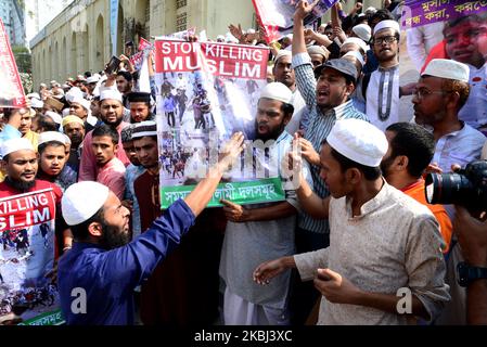 Les membres du parti islamique bangladais tiennent des affiches et des slogans lors d'un rassemblement de protestation contre la violence communautaire à New Delhi, en Inde, de la mosquée nationale Baitul Mukarram après la prière du vendredi à Dhaka, au Bangladesh, sur 28 février 2020. Au moins 24 personnes ont été tuées dans les combats qui ont éclaté entre les partisans et les opposants de la loi controversée sur l'amendement de la citoyenneté (CAA) à New Delhi. La loi, qui a été adoptée le 10 décembre 2019, accorde une voie à la citoyenneté indienne aux réfugiés des communautés hindoues, jaïn, bouddhistes, sikh, parsi ou chrétiennes fuyant l'Afghanistan, B Banque D'Images