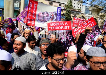 Les membres du parti islamique bangladais tiennent des affiches et des slogans lors d'un rassemblement de protestation contre la violence communautaire à New Delhi, en Inde, de la mosquée nationale Baitul Mukarram après la prière du vendredi à Dhaka, au Bangladesh, sur 28 février 2020. Au moins 24 personnes ont été tuées dans les combats qui ont éclaté entre les partisans et les opposants de la loi controversée sur l'amendement de la citoyenneté (CAA) à New Delhi. La loi, qui a été adoptée le 10 décembre 2019, accorde une voie à la citoyenneté indienne aux réfugiés des communautés hindoues, jaïn, bouddhistes, sikh, parsi ou chrétiennes fuyant l'Afghanistan, B Banque D'Images