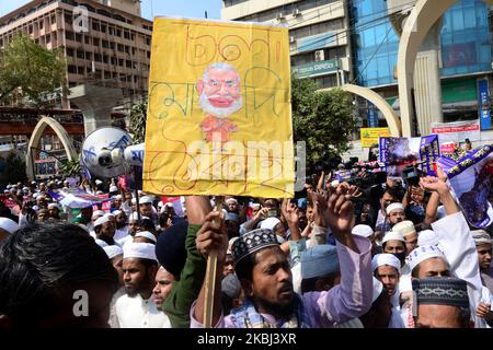 Les membres du parti islamique bangladais tiennent des affiches et des slogans lors d'un rassemblement de protestation contre la violence communautaire à New Delhi, en Inde, de la mosquée nationale Baitul Mukarram après la prière du vendredi à Dhaka, au Bangladesh, sur 28 février 2020. Au moins 24 personnes ont été tuées dans les combats qui ont éclaté entre les partisans et les opposants de la loi controversée sur l'amendement de la citoyenneté (CAA) à New Delhi. La loi, qui a été adoptée le 10 décembre 2019, accorde une voie à la citoyenneté indienne aux réfugiés des communautés hindoues, jaïn, bouddhistes, sikh, parsi ou chrétiennes fuyant l'Afghanistan, B Banque D'Images