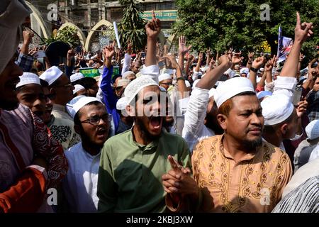 Les membres du parti islamique bangladais tiennent des affiches et des slogans lors d'un rassemblement de protestation contre la violence communautaire à New Delhi, en Inde, de la mosquée nationale Baitul Mukarram après la prière du vendredi à Dhaka, au Bangladesh, sur 28 février 2020. Au moins 24 personnes ont été tuées dans les combats qui ont éclaté entre les partisans et les opposants de la loi controversée sur l'amendement de la citoyenneté (CAA) à New Delhi. La loi, qui a été adoptée le 10 décembre 2019, accorde une voie à la citoyenneté indienne aux réfugiés des communautés hindoues, jaïn, bouddhistes, sikh, parsi ou chrétiennes fuyant l'Afghanistan, B Banque D'Images