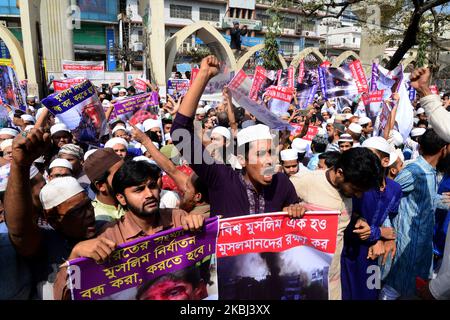 Les membres du parti islamique bangladais tiennent des affiches et des slogans lors d'un rassemblement de protestation contre la violence communautaire à New Delhi, en Inde, de la mosquée nationale Baitul Mukarram après la prière du vendredi à Dhaka, au Bangladesh, sur 28 février 2020. Au moins 24 personnes ont été tuées dans les combats qui ont éclaté entre les partisans et les opposants de la loi controversée sur l'amendement de la citoyenneté (CAA) à New Delhi. La loi, qui a été adoptée le 10 décembre 2019, accorde une voie à la citoyenneté indienne aux réfugiés des communautés hindoues, jaïn, bouddhistes, sikh, parsi ou chrétiennes fuyant l'Afghanistan, B Banque D'Images