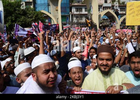 Les membres du parti islamique bangladais tiennent des affiches et des slogans lors d'un rassemblement de protestation contre la violence communautaire à New Delhi, en Inde, de la mosquée nationale Baitul Mukarram après la prière du vendredi à Dhaka, au Bangladesh, sur 28 février 2020. Au moins 24 personnes ont été tuées dans les combats qui ont éclaté entre les partisans et les opposants de la loi controversée sur l'amendement de la citoyenneté (CAA) à New Delhi. La loi, qui a été adoptée le 10 décembre 2019, accorde une voie à la citoyenneté indienne aux réfugiés des communautés hindoues, jaïn, bouddhistes, sikh, parsi ou chrétiennes fuyant l'Afghanistan, B Banque D'Images