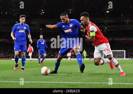 Pierre-Emerick Aubameyang et Youssef El-Arabi lors de l'Europa League Round of 32 2nd Leg entre Arsenal et Olympiakos au stade Emirates, Londres, Angleterre, le 27 février 2020. (Photo par MI News/NurPhoto) Banque D'Images