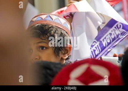 Les partis islamiques du Bangladesh ont protesté sur les affrontements communautaires qui se sont déroulés à New Delhi, la capitale de l'Inde voisine, au sujet de la nouvelle loi sur la citoyenneté. De nombreux musulmans ont été ciblés et tués dans ce conflit. Des centaines d'hommes se sont rassemblés à la porte nord de la mosquée nationale Baitul Mukarram après les prières de Jumah à Dhaka, au Bangladesh, sur 28 février 2020. Ils exigent que le génocide soit immédiatement arrêté. Un manifestant en colère a brûlé l'affiche de Modi, premier ministre de l'Inde (photo de Khangaker Azizur Rahman Sumon/NurPhoto) Banque D'Images