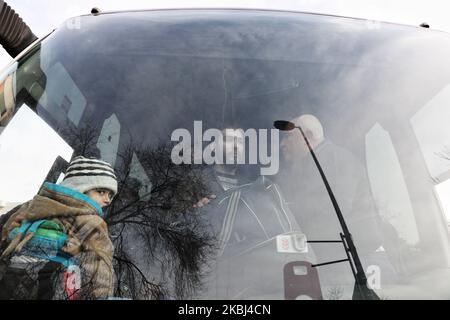 Les migrants irréguliers qui se rassemblent dans la rue Vatan tentent de monter dans les bus pour se déplacer vers la frontière de la Turquie avec la Grèce, à Istanbul, Turquie sur 28 février 2020. Les responsables turcs ont déclaré vendredi dernier qu'ils n'essayeraient plus d'empêcher les migrants irréguliers d'atteindre l'Europe, car les bombardements incessants du régime syrien et de ses alliés dans la zone d'escalade Idlib ont entraîné une nouvelle vague de migrants vers les frontières de la Turquie. (Photo par Onur Dogman/NurPhoto) Banque D'Images