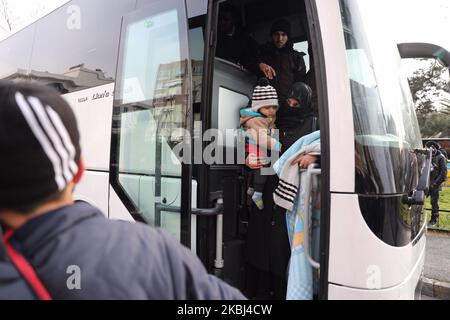 Les migrants irréguliers qui se rassemblent dans la rue Vatan tentent de monter dans les bus pour se déplacer vers la frontière de la Turquie avec la Grèce, à Istanbul, Turquie sur 28 février 2020. Les responsables turcs ont déclaré vendredi dernier qu'ils n'essayeraient plus d'empêcher les migrants irréguliers d'atteindre l'Europe, car les bombardements incessants du régime syrien et de ses alliés dans la zone d'escalade Idlib ont entraîné une nouvelle vague de migrants vers les frontières de la Turquie. (Photo par Onur Dogman/NurPhoto) Banque D'Images