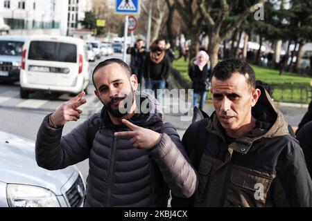 Les migrants irréguliers qui se rassemblent dans la rue Vatan tentent de monter dans les bus pour se déplacer vers la frontière de la Turquie avec la Grèce, à Istanbul, Turquie sur 28 février 2020. Les responsables turcs ont déclaré vendredi dernier qu'ils n'essayeraient plus d'empêcher les migrants irréguliers d'atteindre l'Europe, car les bombardements incessants du régime syrien et de ses alliés dans la zone d'escalade Idlib ont entraîné une nouvelle vague de migrants vers les frontières de la Turquie. (Photo par Onur Dogman/NurPhoto) Banque D'Images