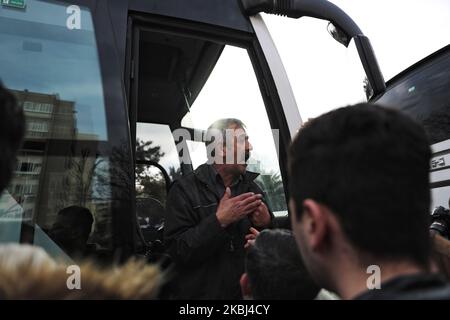 Les migrants irréguliers qui se rassemblent dans la rue Vatan tentent de monter dans les bus pour se déplacer vers la frontière de la Turquie avec la Grèce, à Istanbul, Turquie sur 28 février 2020. Les responsables turcs ont déclaré vendredi dernier qu'ils n'essayeraient plus d'empêcher les migrants irréguliers d'atteindre l'Europe, car les bombardements incessants du régime syrien et de ses alliés dans la zone d'escalade Idlib ont entraîné une nouvelle vague de migrants vers les frontières de la Turquie. (Photo par Onur Dogman/NurPhoto) Banque D'Images