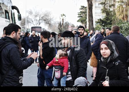 Les migrants irréguliers qui se rassemblent dans la rue Vatan tentent de monter dans les bus pour se déplacer vers la frontière de la Turquie avec la Grèce, à Istanbul, Turquie sur 28 février 2020. Les responsables turcs ont déclaré vendredi dernier qu'ils n'essayeraient plus d'empêcher les migrants irréguliers d'atteindre l'Europe, car les bombardements incessants du régime syrien et de ses alliés dans la zone d'escalade Idlib ont entraîné une nouvelle vague de migrants vers les frontières de la Turquie. (Photo par Onur Dogman/NurPhoto) Banque D'Images