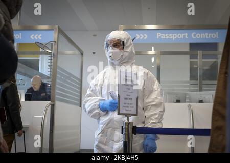 Les autorités sanitaires de l'aéroport de Trieste mesurent la température corporelle des passagers entrants. Trieste, le 28th février 2020. (Photo de Jacopo Landi/NurPhoto) Banque D'Images