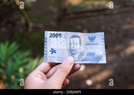 Semarang, Indonésie - 4 novembre 2022 : une main a un nouveau design de 2 000 Rupiah Money. Banque D'Images