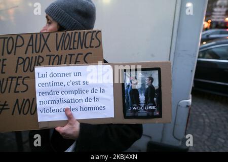 Des activistes féministes portant des pancartes manifestent devant la salle Pleyel à Paris alors que les invités arrivent pour l'édition 45th de la cérémonie des césariennes sur 28 février 2020. L'académie qui organise les prix Cesar en France traverse une crise après la démission de tout le conseil d'administration suite à des appels à la réforme et à une querelle sur le long scandale romain Polanski. L'académie de César est mise en feu depuis la fin du mois de janvier, après que le film de Roman Polanski 'an Officer and a Spy' (J'accuse) ait été en tête de liste des nominations pour les prix de César de cette année, qui doivent être distribués sur 28 février. (Photo de Michel Stoupa Banque D'Images