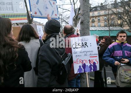 Des activistes féministes portant des pancartes manifestent devant la salle Pleyel à Paris alors que les invités arrivent pour l'édition 45th de la cérémonie des césariennes sur 28 février 2020. L'académie qui organise les prix Cesar en France traverse une crise après la démission de tout le conseil d'administration suite à des appels à la réforme et à une querelle sur le long scandale romain Polanski. L'académie de César est mise en feu depuis la fin du mois de janvier, après que le film de Roman Polanski 'an Officer and a Spy' (J'accuse) ait été en tête de liste des nominations pour les prix de César de cette année, qui doivent être distribués sur 28 février. (Photo de Michel Stoupa Banque D'Images