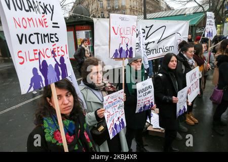 Des activistes féministes portant des pancartes manifestent devant la salle Pleyel à Paris alors que les invités arrivent pour l'édition 45th de la cérémonie des césariennes sur 28 février 2020. L'académie qui organise les prix Cesar en France traverse une crise après la démission de tout le conseil d'administration suite à des appels à la réforme et à une querelle sur le long scandale romain Polanski. L'académie de César est mise en feu depuis la fin du mois de janvier, après que le film de Roman Polanski 'an Officer and a Spy' (J'accuse) ait été en tête de liste des nominations pour les prix de César de cette année, qui doivent être distribués sur 28 février. (Photo de Michel Stoupa Banque D'Images