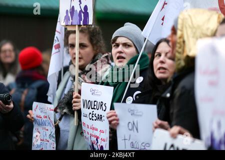 Des activistes féministes portant des pancartes manifestent devant la salle Pleyel à Paris alors que les invités arrivent pour l'édition 45th de la cérémonie des césariennes sur 28 février 2020. L'académie qui organise les prix Cesar en France traverse une crise après la démission de tout le conseil d'administration suite à des appels à la réforme et à une querelle sur le long scandale romain Polanski. L'académie de César est mise en feu depuis la fin du mois de janvier, après que le film de Roman Polanski 'an Officer and a Spy' (J'accuse) ait été en tête de liste des nominations pour les prix de César de cette année, qui doivent être distribués sur 28 février. (Photo de Michel Stoupa Banque D'Images