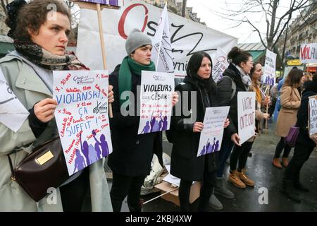 Des activistes féministes portant des pancartes manifestent devant la salle Pleyel à Paris alors que les invités arrivent pour l'édition 45th de la cérémonie des césariennes sur 28 février 2020. L'académie qui organise les prix Cesar en France traverse une crise après la démission de tout le conseil d'administration suite à des appels à la réforme et à une querelle sur le long scandale romain Polanski. L'académie de César est mise en feu depuis la fin du mois de janvier, après que le film de Roman Polanski 'an Officer and a Spy' (J'accuse) ait été en tête de liste des nominations pour les prix de César de cette année, qui doivent être distribués sur 28 février. (Photo de Michel Stoupa Banque D'Images