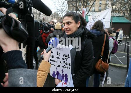 Des activistes féministes portant des pancartes manifestent devant la salle Pleyel à Paris alors que les invités arrivent pour l'édition 45th de la cérémonie des césariennes sur 28 février 2020. L'académie qui organise les prix Cesar en France traverse une crise après la démission de tout le conseil d'administration suite à des appels à la réforme et à une querelle sur le long scandale romain Polanski. L'académie de César est mise en feu depuis la fin du mois de janvier, après que le film de Roman Polanski 'an Officer and a Spy' (J'accuse) ait été en tête de liste des nominations pour les prix de César de cette année, qui doivent être distribués sur 28 février. (Photo de Michel Stoupa Banque D'Images