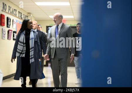 Le gouverneur Tom Wolf parle alors qu'il est accompagné d'un groupe de législateurs démocrates de Pennsylvanie et de Philadelphie pour appeler à un soutien collectif sur les efforts visant à réduire la violence par les armes à feu, lors d'un événement à la Parkway Northwest High School for Peace and social Justice, à Philadelphie, en Pennsylvanie, sur 28 février 2020. (Photo de Bastiaan Slabbers/NurPhoto) Banque D'Images